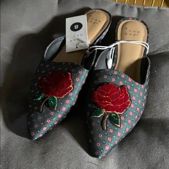 Cute slip on shoes! 👟 - Picture 1 of 3